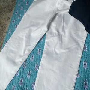 Ann Taylor white capris, size 4p.